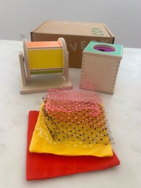 Lovevery bundle Magic Tissue Box & Spinning Rainbow